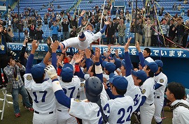 西村亮監督の胴上げ