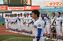 応援席に優勝の報告をする福山亮主将