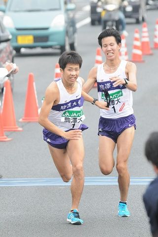 2区中谷選手から3区西澤選手への襷リレーの様子