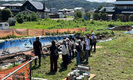 文学部歴史学科考古学専攻の学生が加能里遺跡の発掘調査現場の見学を行いました